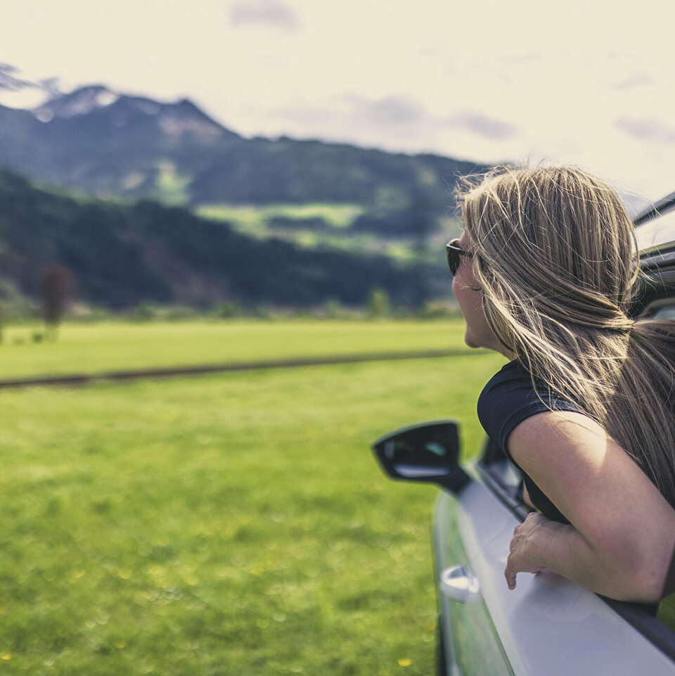 Eine Frau schaut aus dem Fenster eines Autos