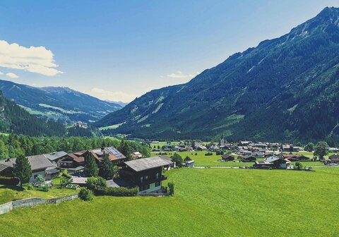 Blick auf eine traumhaft, grüne Landschaft