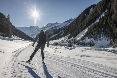 ein Mann beim Langlaufen