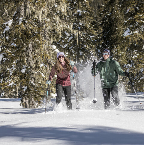 Ein Mann und eine Frau beim Schneeschuhwandern