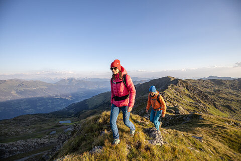 Ein Paar wandert im Hochgebirge.