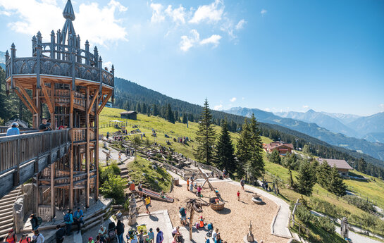 Foto von einem Turm vom Fichtenschloss mit Panorama im Hintergrund
