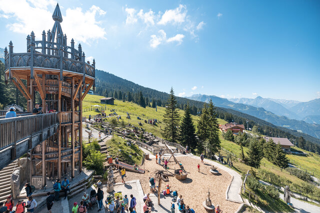 Foto von einem Turm vom Fichtenschloss mit Panorama im Hintergrund