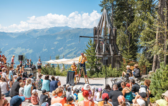 Foto vom Kinderfest mit vielen Leuten die sich die Show von Herbert und Mimi anschauen