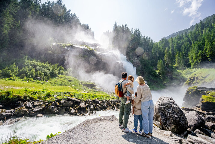Familie steht vor den Krimmler Wasserfällen