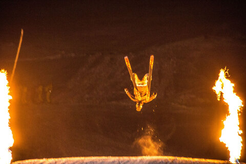 Ein Skifahrer macht im Sprung eine Drehung