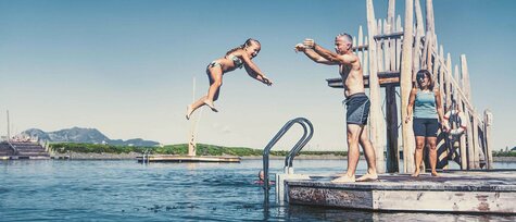 Mann wirft kleines Mädchen ins Wasser.