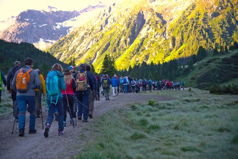 Eine Wandergruppe zieht durch eine traumhafte Berglandschaft