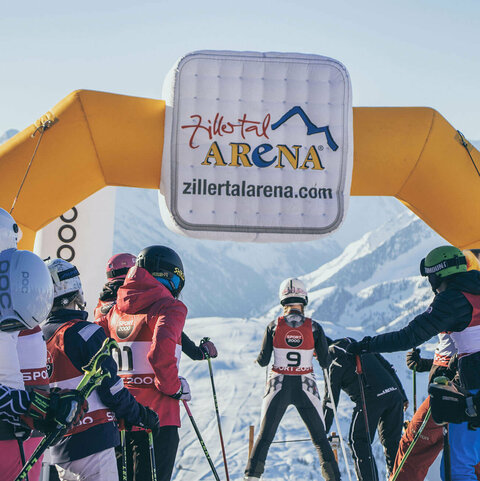 Skifahrer stehen am Pistenstart und warten auf ihren Start