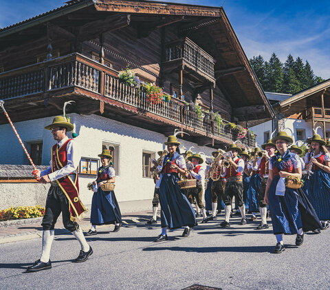 Eine Musikkapelle zieht durch die Straßen