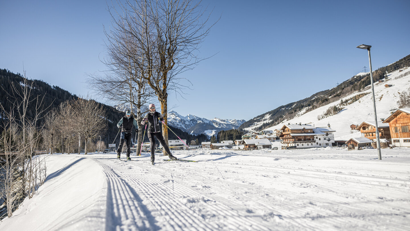 zwei Leute beim Langlaufen