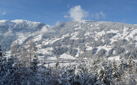 Mit schneebedeckte Berge.