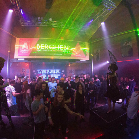 Menschen tanzen in der Disco