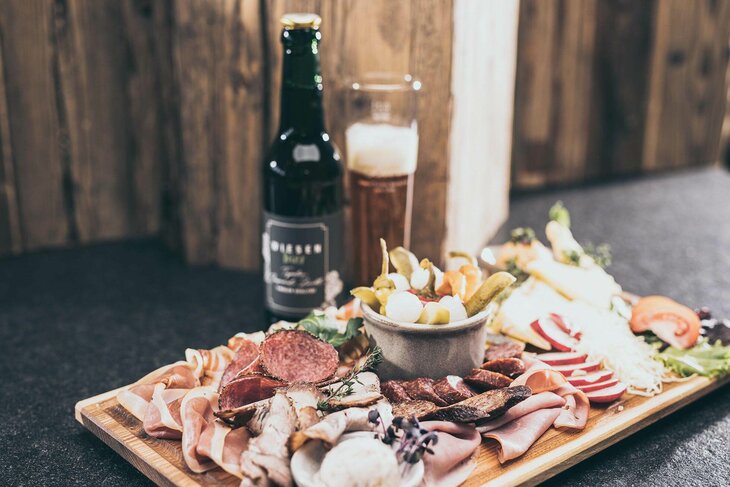 Eine Wurstplatte mit Gemüse.