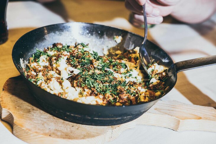 Eine Pfanne mit leckeren Kasspatzln.