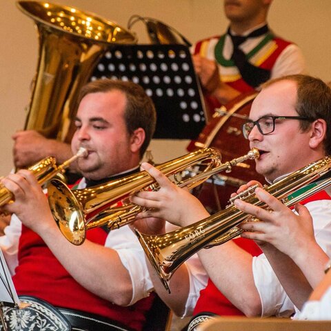 Zwei Trompetenspieler beim Platzkonzert
