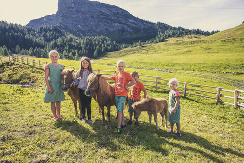 Kinder, mit Pferden, im Streichelzoo.