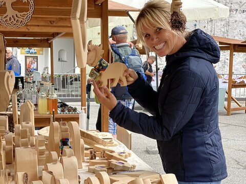 Holzschnitzereien beim Bauernmarkt