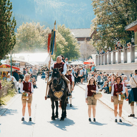 Besucher beim Krimmler Bauernmarkt.
