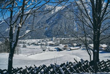 Ein Blick auf ein verschneites Dorf