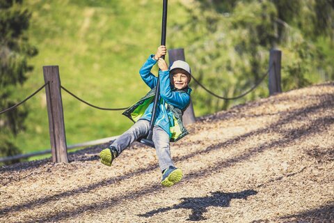 Kind spielt auf einem Spielplatz