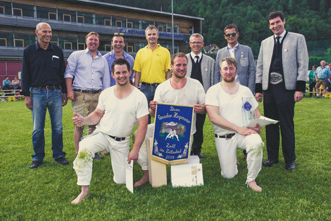 Männer stehen zusammen in der Wiese