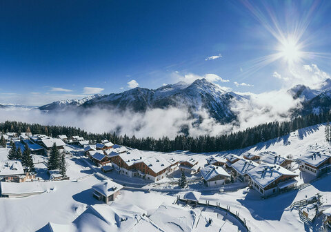 Ein Blick auf ein verschneites Dorf