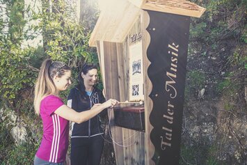 Zwei Frauen sthen vor einer Infotafel.