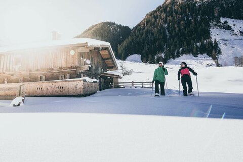 Ein Mann und eine Frau beim Schneeschuhwandern