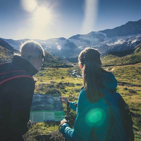 Zwei Frauen schauen sich eine Landschaftskarte an