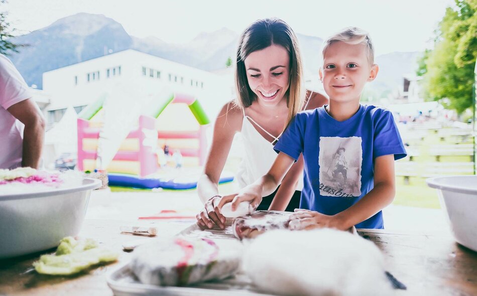 Eine Frau und ein kleiner Junge beim Dorfmarkt