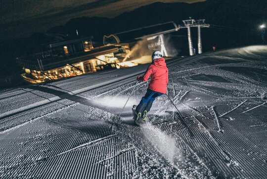 Ein Skifahrer beim Nachtskifahren