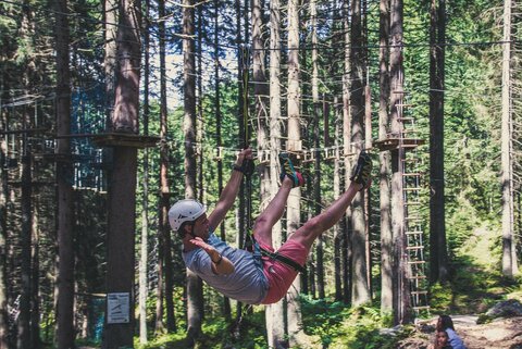 Ein Mann fährt mit einer Seilrutsche