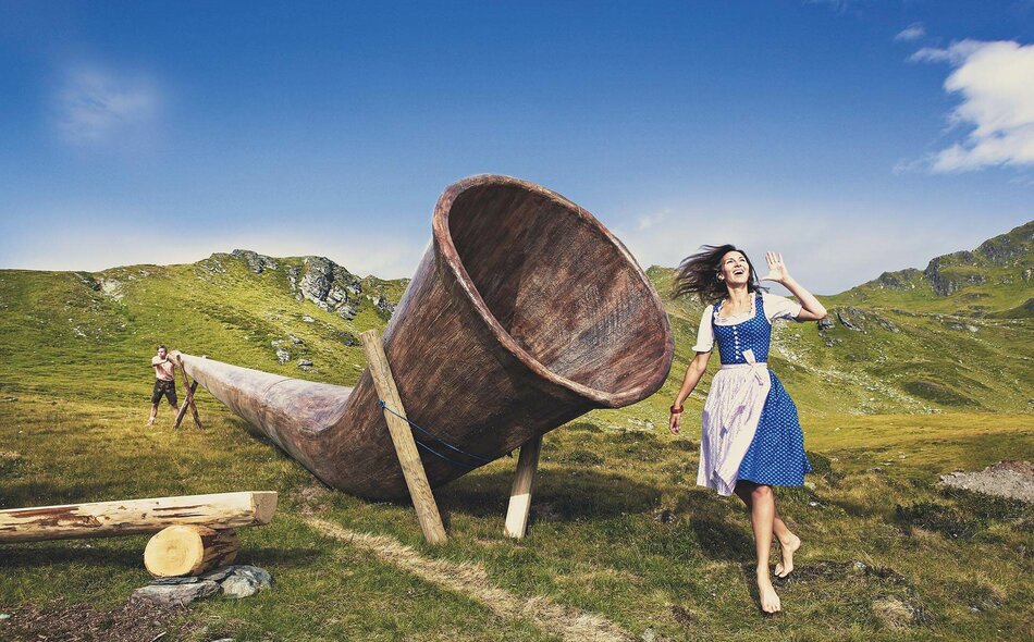 Ein Mann und eine Frau in Trachtenkleidung auf dem Jodelwanderweg
