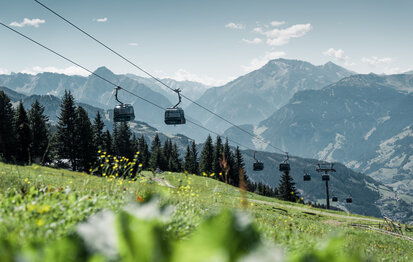 Die Gondeln der Rosenalmbahn an einem Sommertag