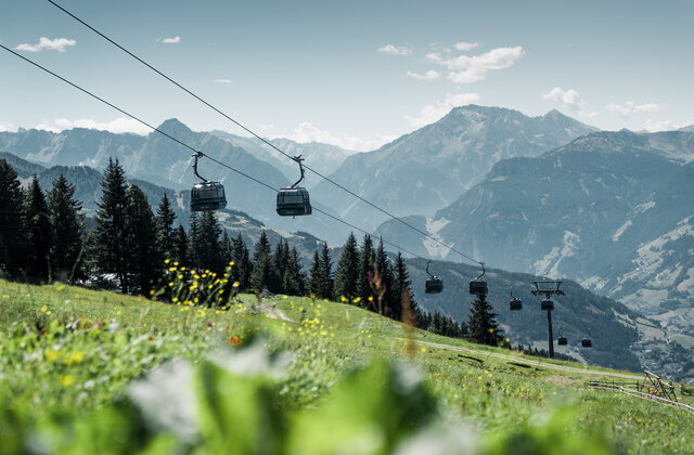 Die Gondeln der Rosenalmbahn an einem Sommertag
