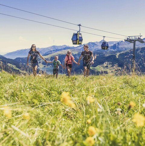 Eine Familie bei einer Wanderung