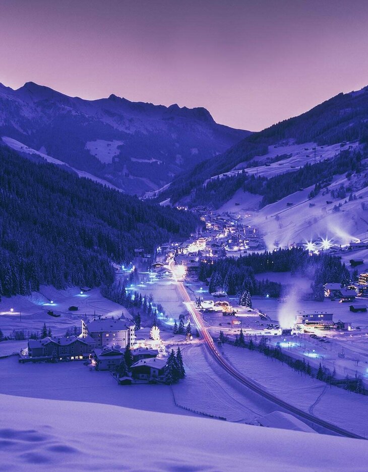 Blick auf die Gemeinde Gerlos bei Nacht im Winter