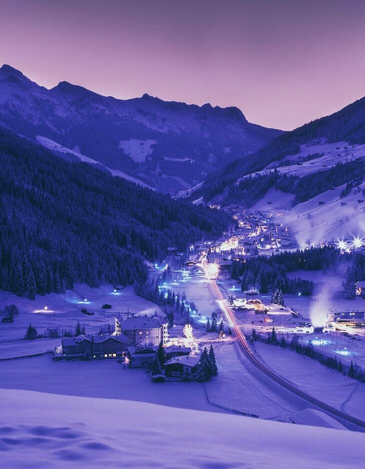 Blick auf die Gemeinde Gerlos bei Nacht im Winter