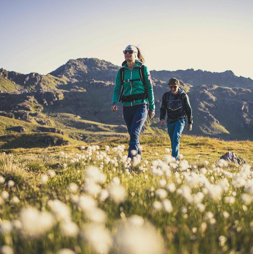 Ein Mann und eine Frau wandern in der Natur