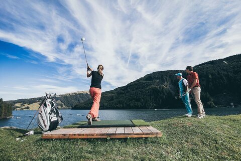 Golftraining am Stausee.