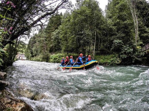 Mehrere Personen machen eine Wildwasserbootfahrt.