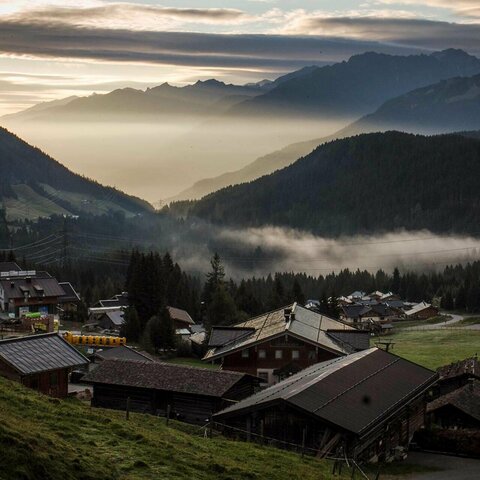 Sonnenaufgang hinter einer traumhaften Bergkulisse