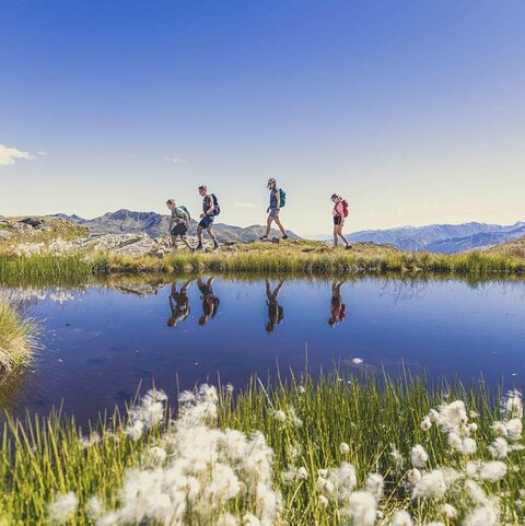 Eine Familie wandert an einem See entlang