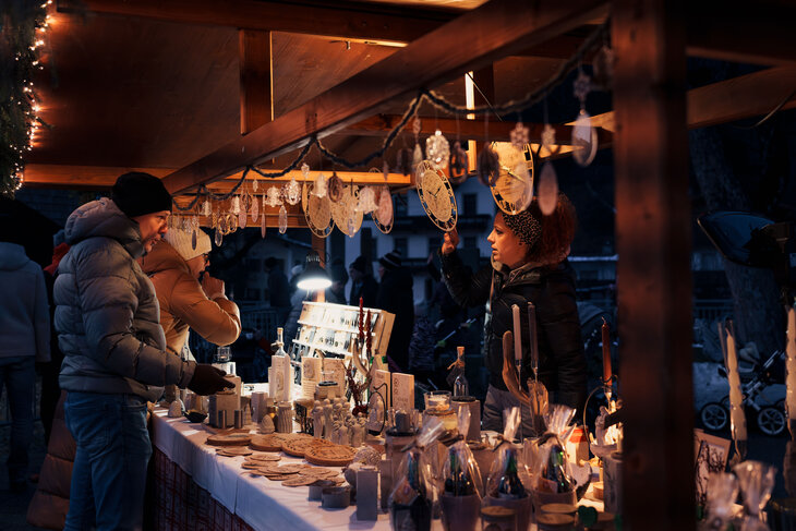 Ein Stand am Weihnachtsmarkt.