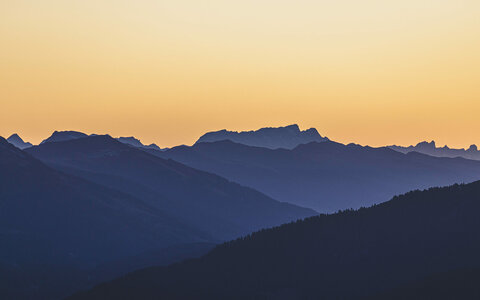 Sonnenaufgang hinter einer Bergkulisse