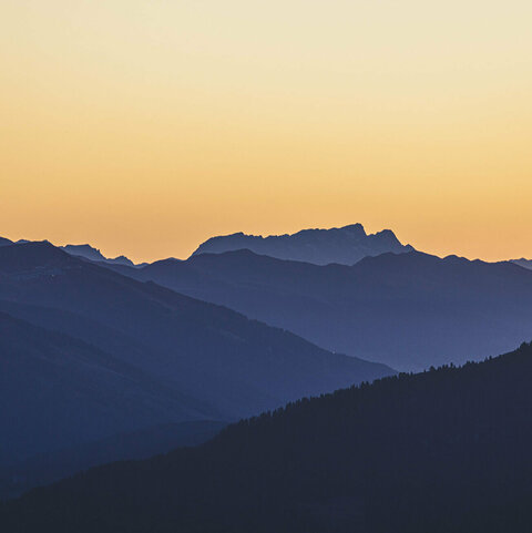 Sonnenaufgang hinter einer Bergkulisse