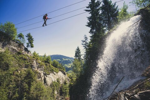 Ein Mann klettert im Klettersteig Talbach