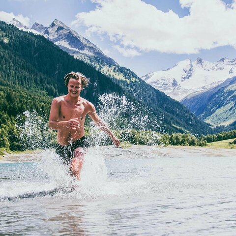 Ein Mann läuft durchs Wasser