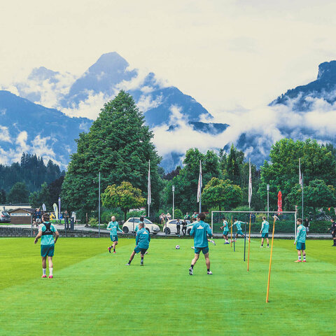 Die Fußballmannschaft Werder Bremen beim Training